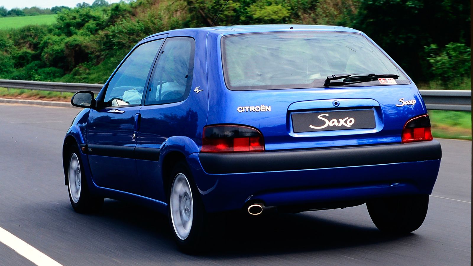Το Saxo, που κυκλοφόρησε τον Φεβρουάριο του 1996, αρχικά διαδέχθηκε το AX ως το βασικό μοντέλο της μάρκας.